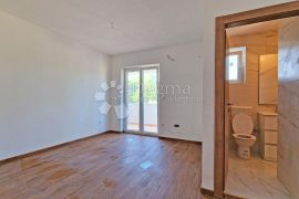 STAN 106 M2, 3OO METARA DO MORA, BAZEN – TOP LOKACIJA! 1. KAT, Medulin, Appartement