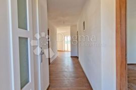 STAN 106 M2, 3OO METARA DO MORA, BAZEN – TOP LOKACIJA! 1. KAT, Medulin, Appartment