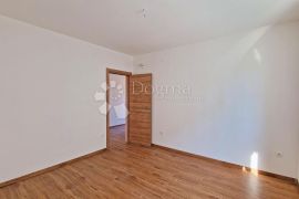 STAN 106 M2, 3OO METARA DO MORA, BAZEN – TOP LOKACIJA! 1. KAT, Medulin, Appartment