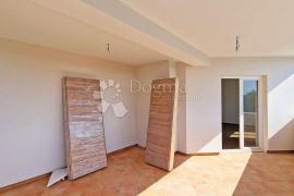 STAN 106 M2, 3OO METARA DO MORA, BAZEN – TOP LOKACIJA! 1. KAT, Medulin, Apartamento