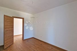 STAN 106 M2, 3OO METARA DO MORA, BAZEN – TOP LOKACIJA! 1. KAT, Medulin, Appartment