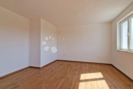 STAN 106 M2, 3OO METARA DO MORA, BAZEN – TOP LOKACIJA! 1. KAT, Medulin, Apartamento