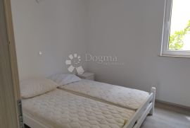 MALINSKA - APARTMANSKA KUĆA - 8 APARTMANA, Malinska-Dubašnica, Σπίτι