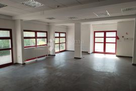 Izuzetan poslovni prostor u Karlovcu, Karlovac, Propiedad comercial