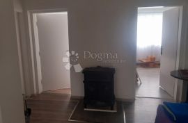 Stan u prizemlju kuće sa dvorištem u centru Ogulina, Ogulin, Appartement