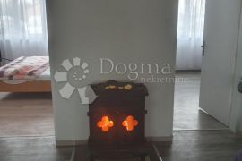 Stan u prizemlju kuće sa dvorištem u centru Ogulina, Ogulin, Appartment