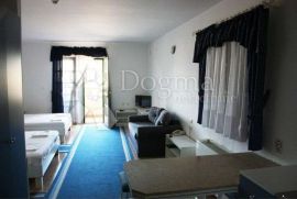 Hotel u Bolu, Bol, Propriedade comercial