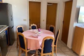 MALINSKA - DVOETAŽNI APARTMAN BLIZU MORA, Malinska-Dubašnica, Wohnung