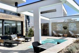 MODERNA VILA S INFINITY BAZENOM I POGLEDOM NA MORE, Krk, House