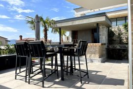 MODERNA VILA S INFINITY BAZENOM I POGLEDOM NA MORE, Krk, House