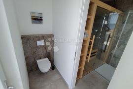 MODERNA VILA S INFINITY BAZENOM I POGLEDOM NA MORE, Krk, House