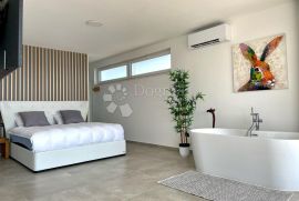 MODERNA VILA S INFINITY BAZENOM I POGLEDOM NA MORE, Krk, House