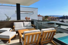 MODERNA VILA S INFINITY BAZENOM I POGLEDOM NA MORE, Krk, House