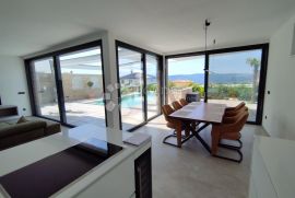 MODERNA VILA S INFINITY BAZENOM I POGLEDOM NA MORE, Krk, House