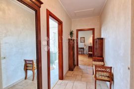 Elegantna luksuzna villa 100 m do mora, 1. red, Umag, Дом