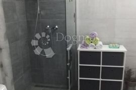 Apartman sa privatnim bazenom i dvorištem od 213m2, Dobrinj, Kвартира