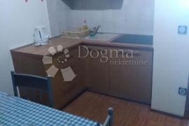 Kuća sa 7 apartmana u Loparu, otok Rab, Rab, House