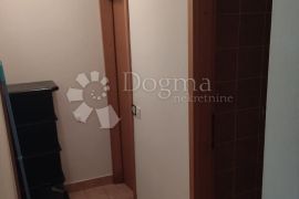 Kuća sa 7 apartmana u Loparu, otok Rab, Rab, House