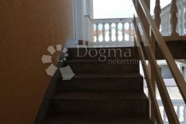 VODICE, atraktivna kuća sa 11 apartmana i trosobnim stanom, Vodice, بيت