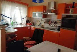 VODICE, atraktivna kuća sa 11 apartmana i trosobnim stanom, Vodice, بيت