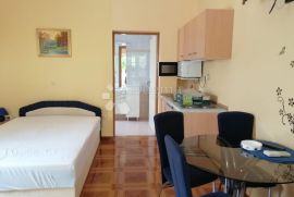 VODICE, atraktivna kuća sa 11 apartmana i trosobnim stanom, Vodice, Kuća