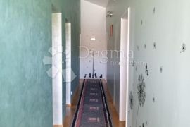 VODICE, atraktivna kuća sa 11 apartmana i trosobnim stanom, Vodice, بيت