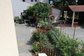 VODICE, atraktivna kuća sa 11 apartmana i trosobnim stanom, Vodice, Kuća