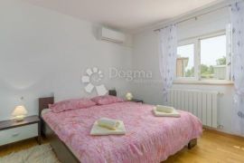 PREDIVNA PRIZEMNICA SA KONOBOM I STUDIOM APARTMANOM, Višnjan, بيت