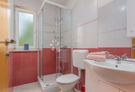 PREDIVNA PRIZEMNICA SA KONOBOM I STUDIOM APARTMANOM, Višnjan, House