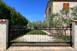 KUĆA SA BAZENOM S MOGUČNOŠĆU KORIŠTENJA TENISKOG TERENA, Svetvinčenat, Maison