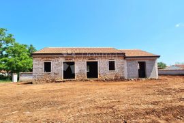 RIJETKOST U PONUDI! Samostojeća istarska kuća u započetoj fazi rekonstrukcije, Umag, Σπίτι