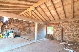 RIJETKOST U PONUDI! Samostojeća istarska kuća u započetoj fazi rekonstrukcije, Umag, Famiglia