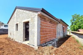 RIJETKOST U PONUDI! Samostojeća istarska kuća u započetoj fazi rekonstrukcije, Umag, Σπίτι