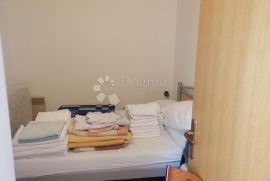 TRIBUNJ, kuća sa 8 apartmana i 8 parkirnih mjesta, Tribunj, House