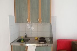 TRIBUNJ, kuća sa 8 apartmana i 8 parkirnih mjesta, Tribunj, Ev