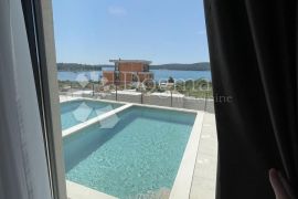 MEDULIN- Luksuzan stan u novogradnji sa bazenom i pogledom na more!, Medulin, شقة