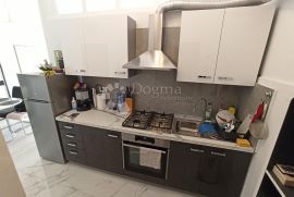 STAN NA TRAŽENOJ LOKACIJI S POGLEDOM NA MORE I ROVINJ, Rovinj, Wohnung