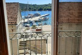 ŠIBENIK OTOK KAPRIJE - KAMENA VILA NA SAMOJ OBALI, Šibenik - Okolica, Kuća