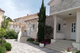 VODICE PREKRASNA KUĆA SA TRI STAMBENE JEDINICE, Vodice, House