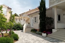 VODICE PREKRASNA KUĆA SA TRI STAMBENE JEDINICE, Vodice, Casa