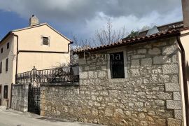 KUĆA U STAROGRADSKOJ JEZGRI, Sveti Lovreč, House