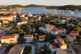 Veliko zemljište u Rogoznici sa kućom, Rogoznica, Land