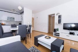 ATRAKTIVAN DVOSOBAN STAN SA BAZENOM, Seget, Appartment