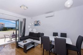 ATRAKTIVAN DVOSOBAN STAN SA BAZENOM, Seget, Appartment