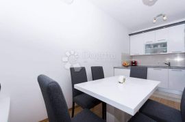 ATRAKTIVAN DVOSOBAN STAN SA BAZENOM, Seget, Appartment