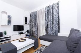 ATRAKTIVAN DVOSOBAN STAN SA BAZENOM, Seget, Apartamento