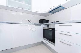 ATRAKTIVAN DVOSOBAN STAN SA BAZENOM, Seget, Appartement