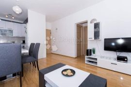 ATRAKTIVAN DVOSOBAN STAN SA BAZENOM, Seget, Apartamento