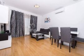 ATRAKTIVAN DVOSOBAN STAN SA BAZENOM, Seget, Appartment