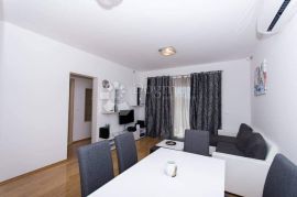 ATRAKTIVAN DVOSOBAN STAN SA BAZENOM, Seget, Appartment